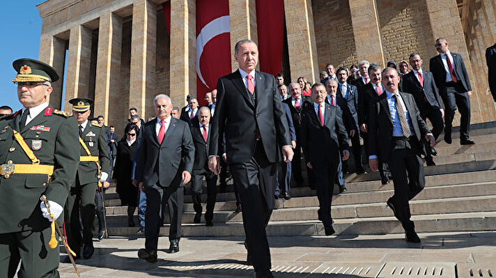 Türkiye Cumhurbaşkanı Recep Tayyip Erdoğan, başkanlığındaki devlet erkanı cumhuriyetin ilanının 95'inci yıl dönümü dolayısıyla Anıtkabir'i ziyaret etti.
