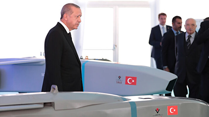 Türkiye Cumhurbaşkanı Recep Tayyip Erdoğan, Milli Teknoloji Geliştirme Altyapıları Açılış Töreni'ne katıldı. Cumhurbaşkanı Erdoğan, açılış töreni öncesi TÜBİTAK SAGE tarafından F-35 savaş uçakları için tasarlanan yerli ve milli mühimmatların sergilendiği alanı gezdi. 