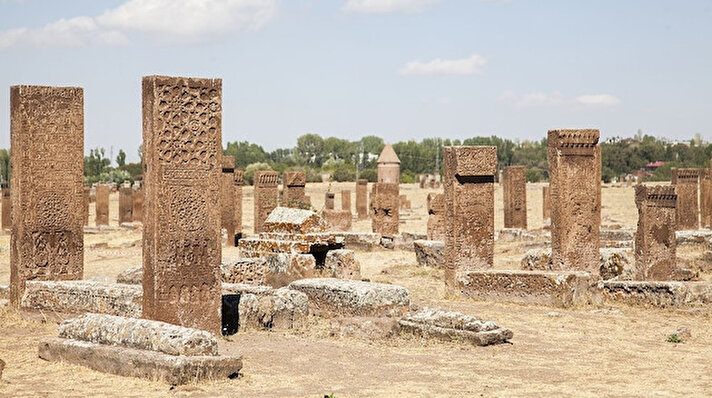 Anadolu'nun Orhun Abideleri olarak da nitelendirilen ve boyları 4 metreye varan mezar taşları üzerindeki işlemeler ziyaretçileri etkilerken, 8 bini aşkın mezar taşı üzerindeki hiçbir tezyin işlemenin diğer bir mezar taşına benzememesi ise Ahlat Selçuklu Mezarlığını oldukça özel kılıyor.
