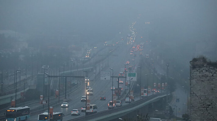 İstanbul'da sis sabah saatlerinden itibaren etkili olmaya başladı.