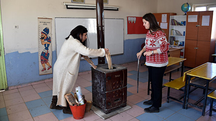 Köydeki imkansızlıklar nedeniyle ilçe merkezinde yaşayan ve her gün kilometrelerce yol katederek günün ilk ışıklarıyla köye ulaşan kadın öğretmenler, tüm zorluklara rağmen öğrencilerini geleceğe hazırlıyor.

