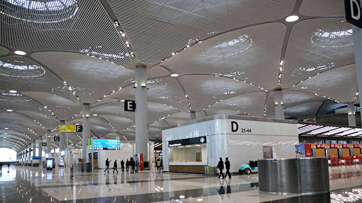 76.5 milyon metrekarelik alan üzerine kurulan İstanbul Havalimanı, güvenlik önlemleri kapsamında terminal içerisine konulan kamera sistemleriyle de dikkat çekiyor. Güvenliğin son teknoloji ile sağlanacağı havalimanında ilk kez yer radarları kullanılacak. 