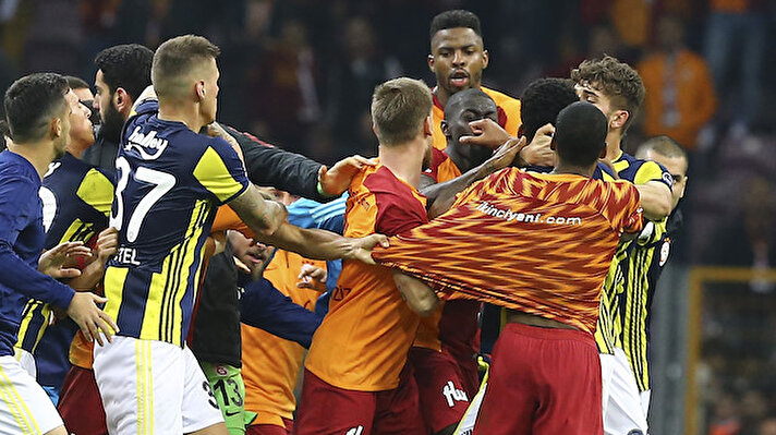 Galatasaray ile Fenerbahçe arasında oynanan derbide bitiş düdüğünün çalmasının ardından saha içi karıştı. 