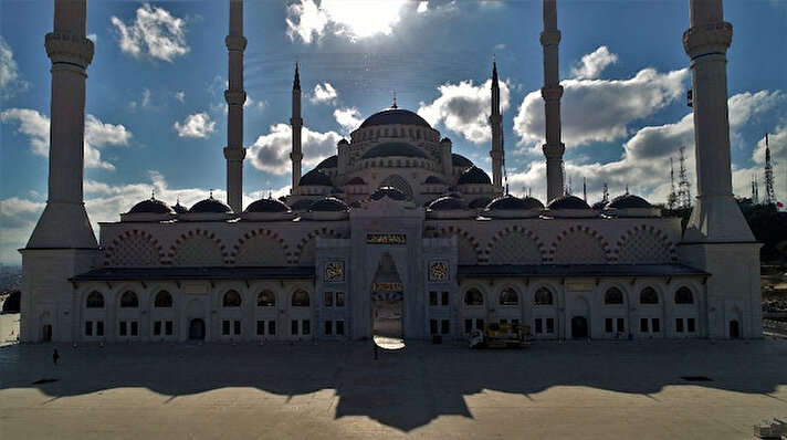 Yapımına 5 yıl önce başlanan Çamlıca Cami tamamlanan kaba inşaatı İstanbul Boğazı ile havadan çekilen görüntüsü kendine hayran bıraktı.
