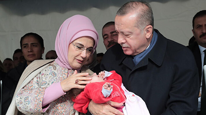 Cumhurbaşkanı Erdoğan burada kendisine sevgi gösterisinde bulunan vatandaşları selamladı.