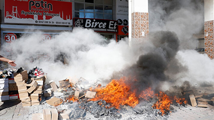 Muratpaşa ilçesine bağlı Tahılpazarı Mahallesi Adnan Menderes Bulvarı üzerindeki Murat Benli'ye ait ayakkabı mağazasında, saat 12.30 sıralarında yangın çıktı.