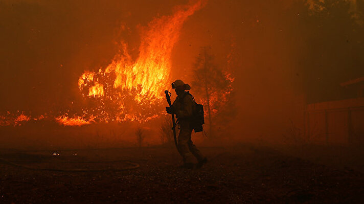 Kalifornia'da çıkan yangın sebebiyle 72 kilometrekarelik ormanlık arazi kül oldu.