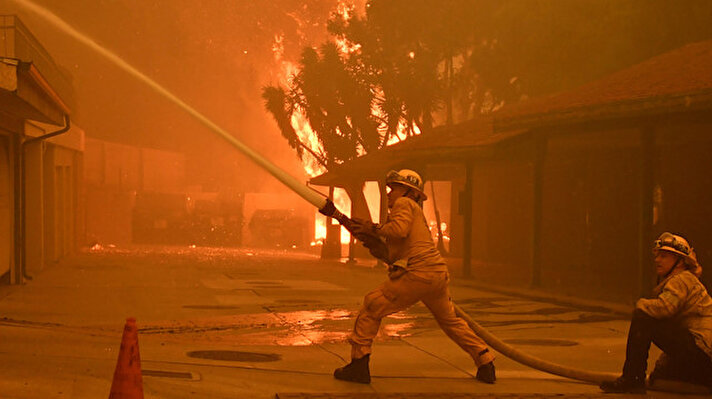 Yangının 362 kilometrekarelik bir alana yayıldığını kaydeden yetkililer, çoğu ev olmak üzere 6 bin 700 binanın kül olduğunu ifade etti. Yangın söndürme çalışmaları devam ediyor.