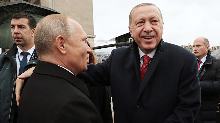 Cumhurbaşkanı Erdoğan, Rusya Devlet Başkanı Vladimir Putin ile bir süre sohbet etti. 