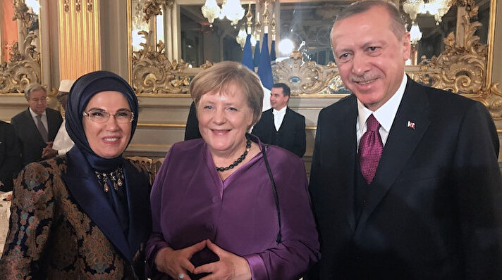 Cumhurbaşkanı Recep Tayyip Erdoğan Fransa'nın başkenti Paris'te Birinci Dünya Savaşı'nın sona erişinin 100. yıldönümü programı için verilen akşam yemeğinde ABD Başkanı Donald Trump başta olmak üzere birçok liderle görüştü.