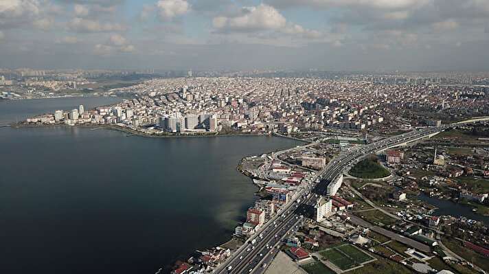 Fay hattının Silivri’den kırılacağını dile getiren Prof. Dr. Gündoğdu, İstanbul depremini anlatacak bir makam bulunamadığının da altını çizdi.
