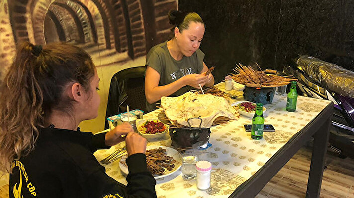 Antalya'da bir restoran tarafından uzun süredir düzenlenen 'çöp şiş yeme yarışması'na ilgi her geçen gün artıyor. Kısa süre önce yarışmaya katılan Ceren Yılmaz (21), 315 çöp şiş yiyerek rekor kırmıştı. 