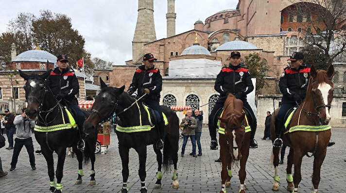 Ankara'da bulunan Emniyet Genel Müdürlüğü'nde eğitimleri tamamlanan 20 polis memuru kendilerine tahsis edilen 4 atla bugün göreve başladı. 