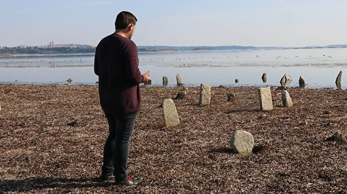 Adana’da Seyhan Baraj Gölü’nde suların çekilmesiyle 150 yıllık mezarlık ortaya çıktı.