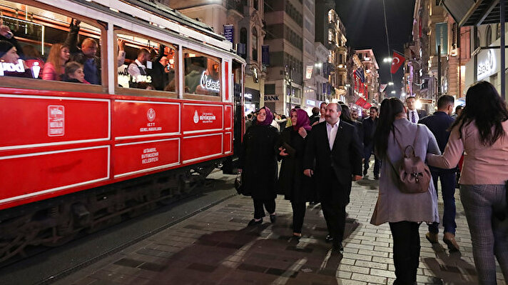 Sanayi ve Teknoloji Bakanı Mustafa Varank ile eşi Esra Varank ve Aile, Çalışma ve Sosyal Hizmetler Bakanı Zehra Zümrüt Selçuk İstiklal Caddesi’nde yürüyüşe çıktı.