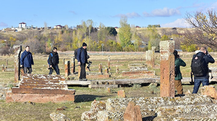 Anadolu'nun Orhun Abideleri olarak da bilinen ve dünyanın en büyük Türk-İslam mezarlığı olan Ahlat Selçuklu Meydan Mezarlığı, yılın her mevsiminde yerli ve yabancı turistlerin yoğun ziyaretine uğruyor. 