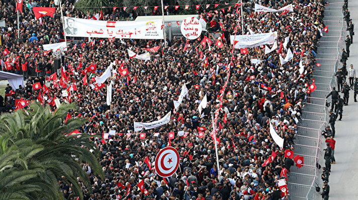 Güvenlik güçleri, meydan çevresinde önlem aldı.