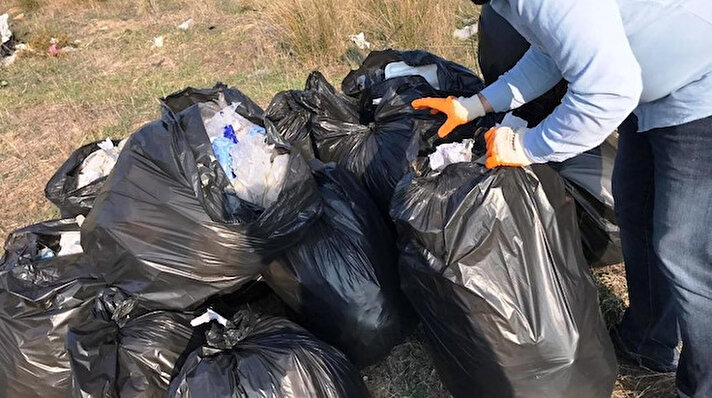 “Poşet Kullanmayalım Dünya'mızı kirletmeyelim" sloganıyla Küçükköy Mahallesi'nin özellikle kırsal bölgesinde çevre kirliliğine yönelik farkındalık oluşturulması adına gerçekleşen çalışmada, yaklaşık 50 çuval çevreye saçılmış haldeki atıl poşet ve pet şişeler toplanıldı.
