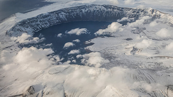 Fotoğrafta, Bitlis sınırlarındaki Nemrut Dağı ve üzerindeki Nemrut Krater Gölü görülüyor.