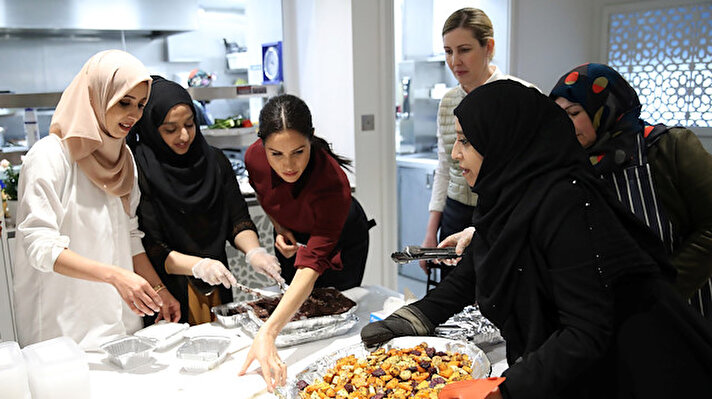 Önümüzdeki ilkbaharda ilk bebeğini kucağına alacak olan Düşes Meghan Markle, Londra'daki Al Manaar Müslüman Kültür Mirası Merkezi bünyesindeki aşevini ziyaret etti ve oradaki görevlilerle birlikte yemek pişirdi.

