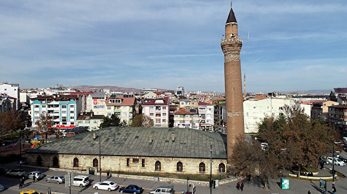 Sivas'ta Uluanak Mahallesi Fevzi Çakmak Caddesi üzerinde bulunan ve Selçuklu Devleti döneminde 2'inci Kılıçarslan'ın oğlu Kudbeddin Melih Şah tarafından 1196 ile 1197 yılları arasında yaptırılan Vakıflar Genel Müdürlüğü bünyesindeki tarihi Ulu Cami'nin minaresi eğriliği ile biliniyor. 