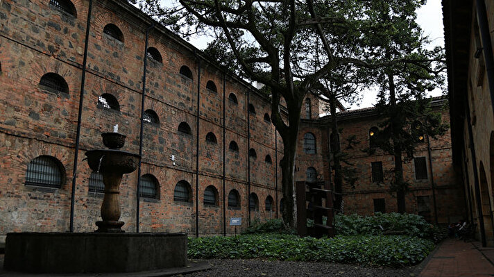 Başkent Bogota'nın La Macarena semtinde yer alan Museo Nacional, penceresiz büyük duvarlarının hafif karanlıkta bıraktığı giriş kısmından geçen ziyaretçilerini, 1810'da Santa Rosa de Viterbo kasabasına düşen göktaşıyla karşılıyor. 

