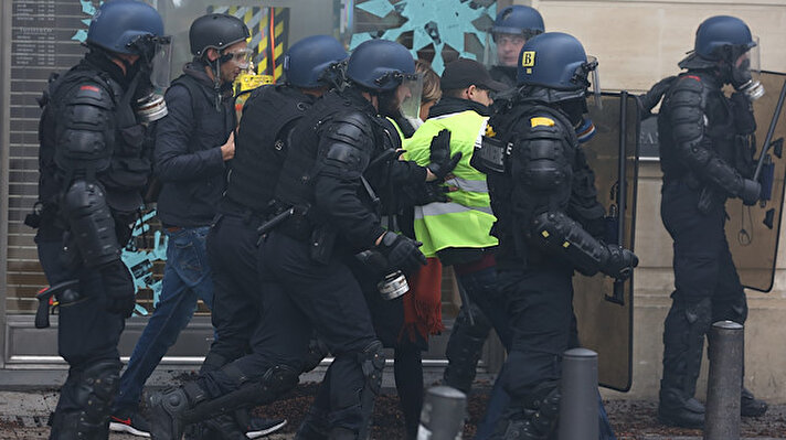 Fransa'da, akaryakıt zamları ülke genelinde protesto edilirken başkent Paris'teki Champs-Elysees Caddesi'nde "Sarı yelekliler" adı altında örgütlenen eylemciler, gösteri düzenledi.

