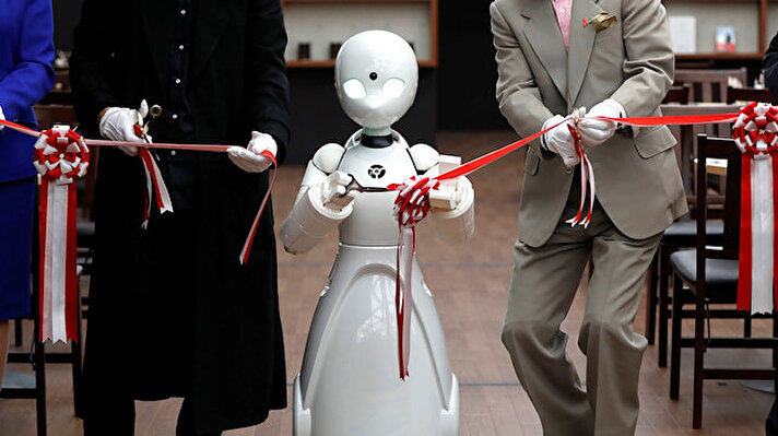 Japan restaurant debuts robot waiters