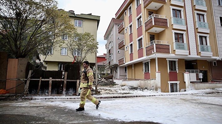 Sarıgazi Mahallesi Fırtına Sokak'ta sabah saatlerinde başlayan enkaz kaldırma çalışmaları, helikopterin parçalarının ekiplerce İstanbul Büyükşehir Belediyesi'ne (İBB) ait vinçlerle, askeri yetkililer nezaretinde tırlara yüklenmesiyle sona erdi.  
