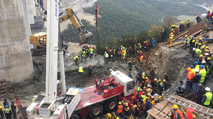 Alınan bilgiye göre, Kuzey Marmara Otoyolu'nun Kocaeli Gebze kesimindeki çalışmalar sırasında bir viyadüğün üzerine konulan beton blok düştü. 

