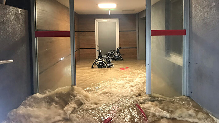 Edirne'de sağanak nedeniyle bir sokak sular altında kaldı.