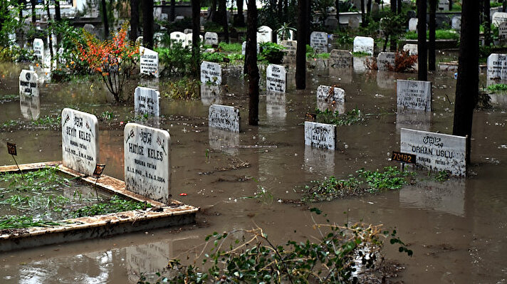 Çok sayıda mezarın suların altında kaldığını tespit eden Mersin Büyükşehir Belediyesi ekipleri, çalışma başlattı.

