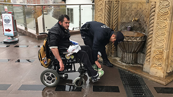 Mendil satarak geçimini sağlayan İrfan Güralan, cuma namazı için tekerlekli sandalyesiyle Hacı Bayram Camisi'ne geldi. 
