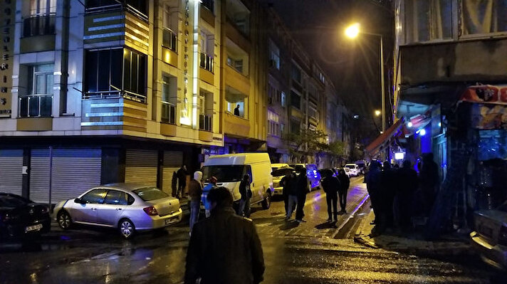 Sultangazi'de akşam saatlerinde kuyumcu dükkanını kapattıktan sonra evine doğru yaya olarak giden Hasan K., ara sokakta Gürcistan uyruklu olduğu öne sürülen yüzü maskeli 4 soyguncunun saldırısına uğradı.