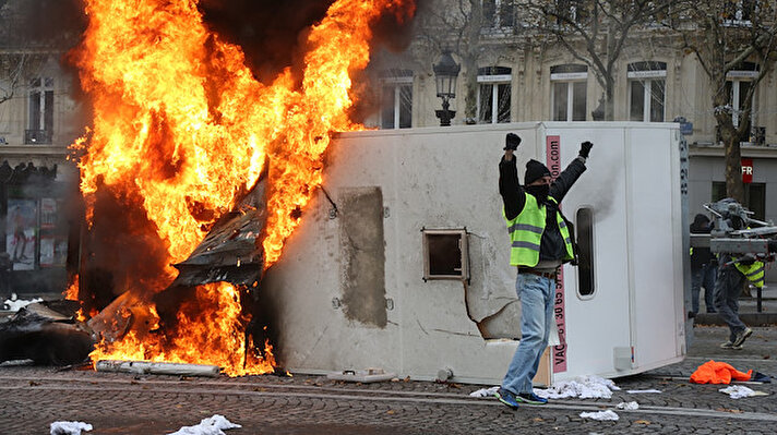 İki haftadır hükümetin akaryakıta ek vergi koymasını protesto eden ve Sarı yelekliler adı altında örgütlenen eylemciler, bugün başta başkent Paris'te olmak üzere birçok kentte gösteri düzenliyor.