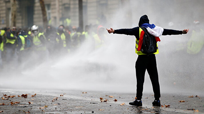 احتجاجات "السترات الصفراء" تُشعل العاصمة الفرنسية باريس