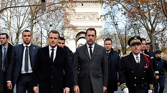 Fransa Cumhurbaşkanı Emmanuel Macron Paris'teki protestoların ardından itfaiyecileri ve polis memurlarını ziyaret etti. 