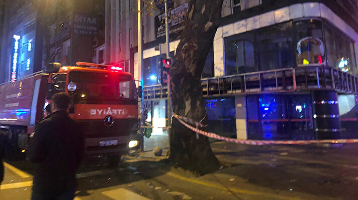 Ankara'da Kızılay semti Necatibey Caddesi'nde bir apartmanın üst katında bulunan kafede, henüz belirlenemeyen bir nedenle doğalgaz patlaması meydana geldi.