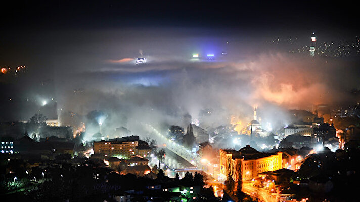 Bosna Hersek Federasyonu Hidrometeroloji Kurumunun verilerine göre, kirli havada bulunan PM2,5 zararlı partikül oranı dün gece 245 seviyesine çıktı.

