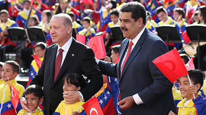 Venezuelan President Nicolas Maduro received Turkish President Recep Tayyip Erdoğan in the capital Caracas in an official ceremony.

