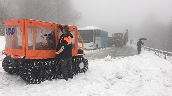 AFAD'dan yapılan açıklamaya göre, İstanbul'dan gelip Kocaeli'nin Derbent yolundan Kartepe Kayak Merkezi'ne giden 2 otobüs kar nedeniyle yolda kaldı. 