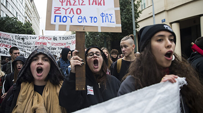 Öğrenciler, pazartesiden bu yana ülkenin birçok kentinde Macron ve hükümetin eğitim politikalarını protesto ediyor. 

