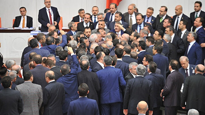 TBMM Genel Kurulunda 2019 Merkezi Yönetim Bütçesi görüşmelerinde AK Parti Grup Başkanvekili Mehmet Muş konuşma yaparken İyi Partili Yasin Öztürk’ün hakaret etmesi ile tartışma çıktı.