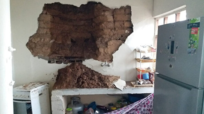 Kahta ilçesine bağlı Taşlıca köyünde yaşayan ailenin evlerinin duvarlarında yoğun yağışlar nedeniyle yıkılma meydana geldi. 
