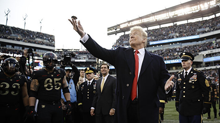Trump, Philadelphia'da donanma ve ordu takımları arsasındaki maçı izlemeye gitti. 