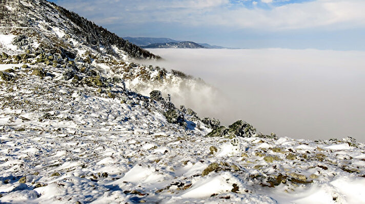 Balıkesir’in Keşif Yolcuları dağcılık ekibi yağan karın ardından bin 340 metrelik Kazdağlarının ikinci yüksek zirvesi Eybek tepesine tırmandı.