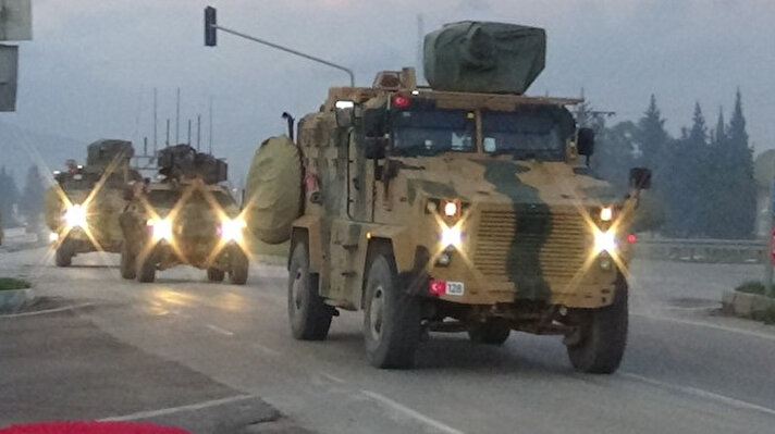 Hatay sınırına 30 zırhlı personel taşıyıcı askeri araç sevk edildi.

