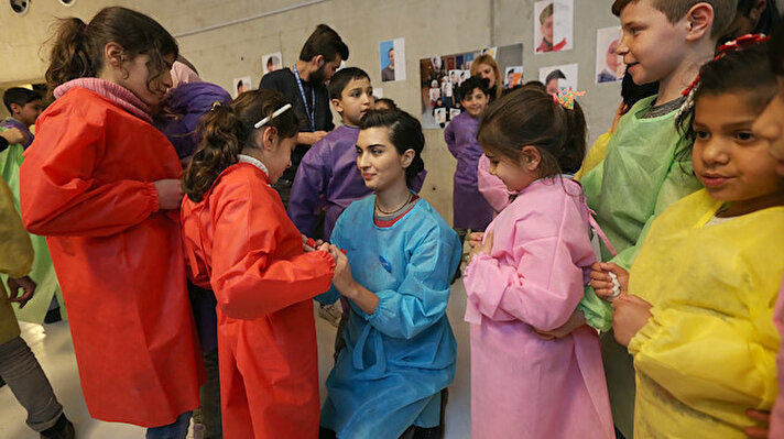 أنقرة.. الفنانة توبا تقضي يوما في المتحف مع أطفال سوريا
