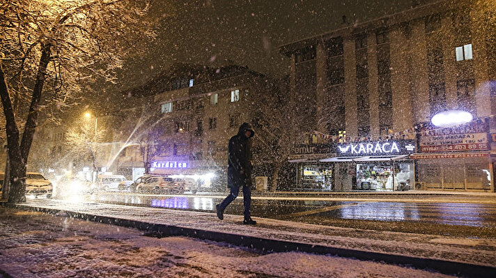Ankara’da beklenen kar yağışı akşam saatlerinden itibaren etkili olmaya başladı.