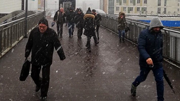 İstanbul Beylikdüzü'nde mevsimin ilk kar yağışı başladı. 
